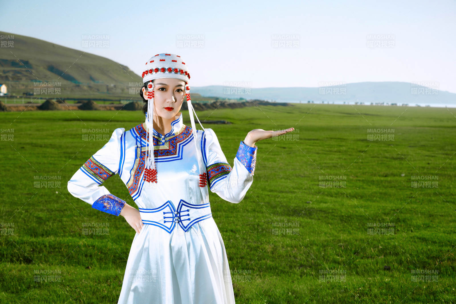 草原上穿著蒙古族傳統服飾的亞洲年輕美少女