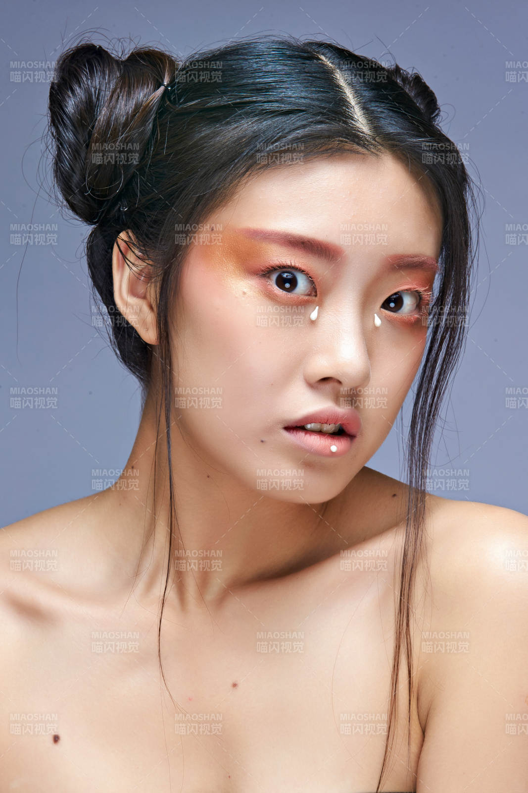 時尚彩妝女性妝面半身像