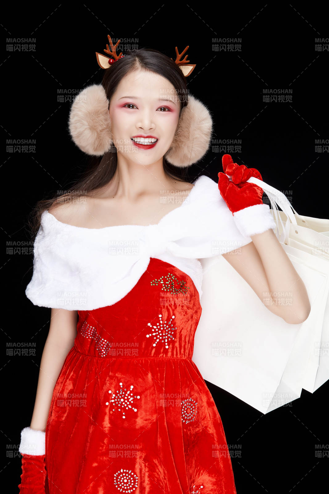 身穿圣誕服飾手提購物袋性感可愛的圣誕女郎