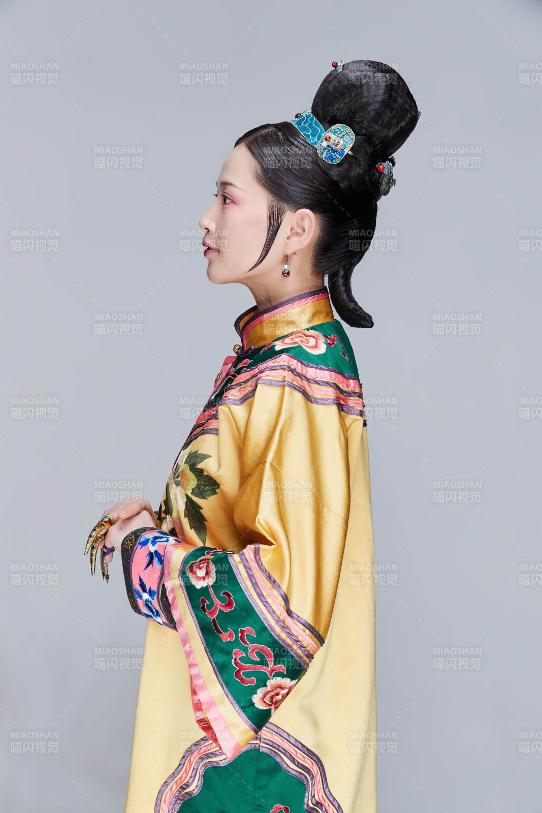 白色背景下的清代女性古裝造型清朝古裝