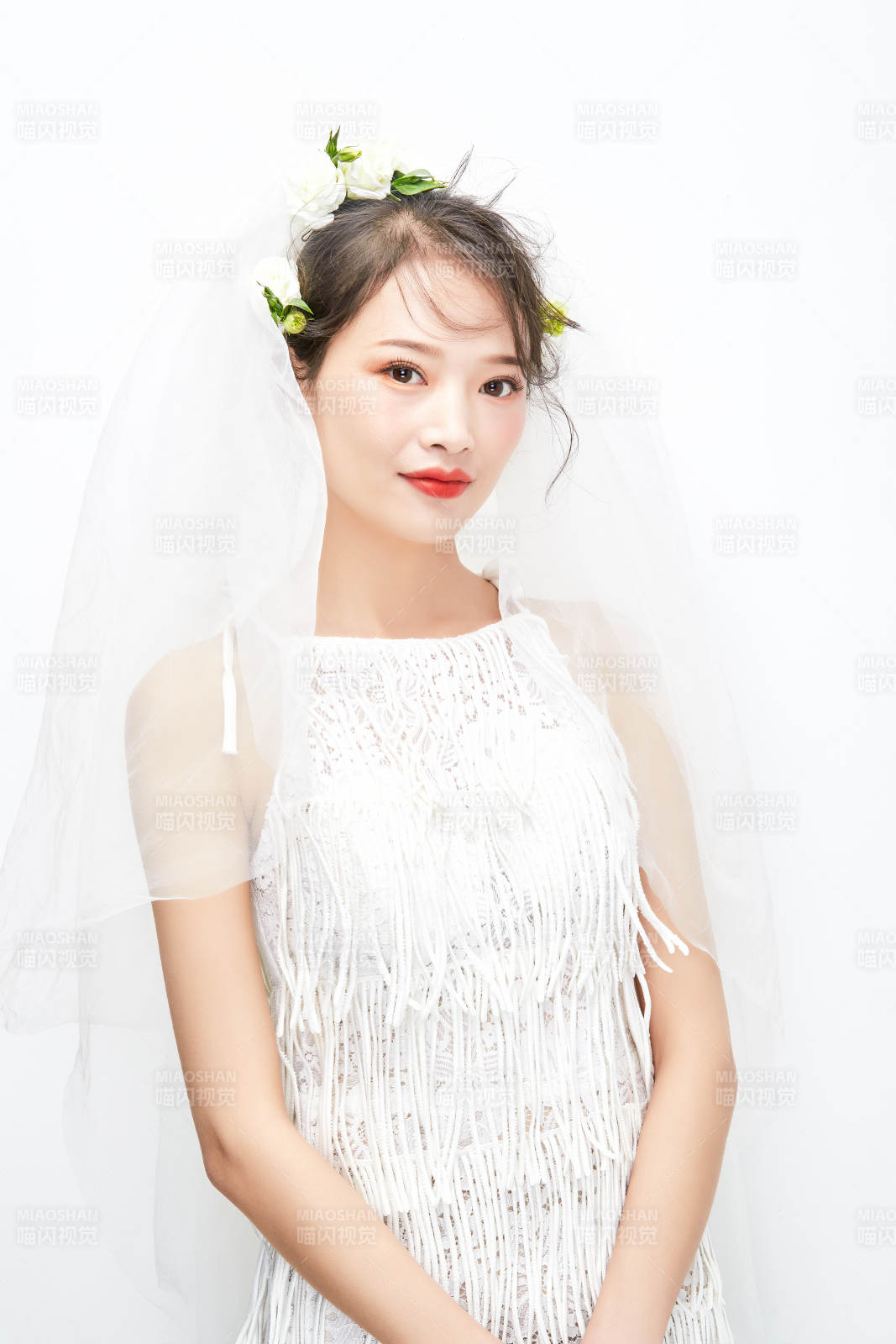 棚拍白色背景下的新娘美妝