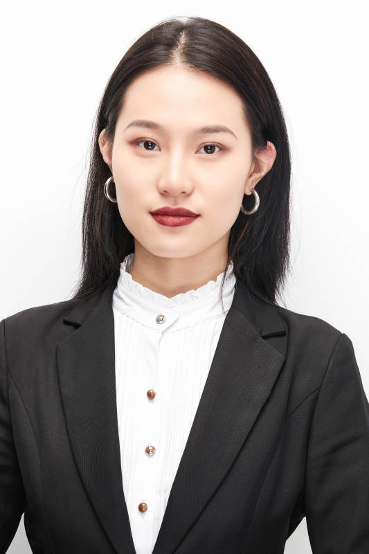 身穿西服拿着文件夹的美丽商务女士