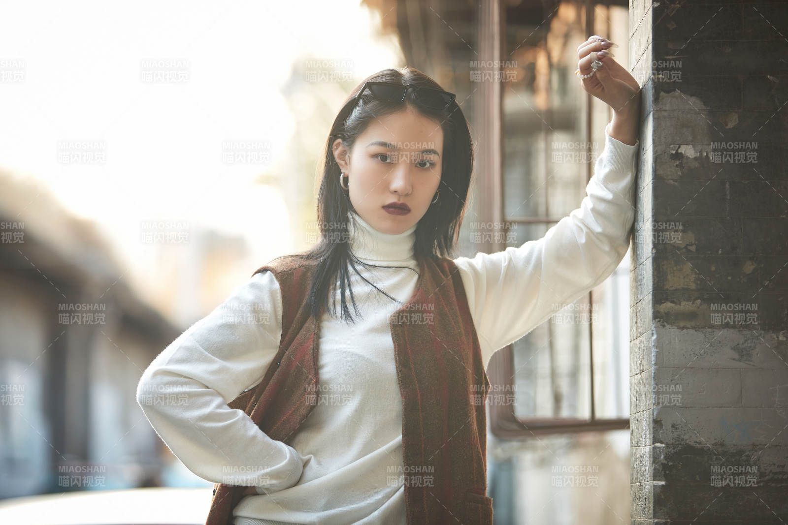 老舊城區里穿著復古港風的美麗清純少女