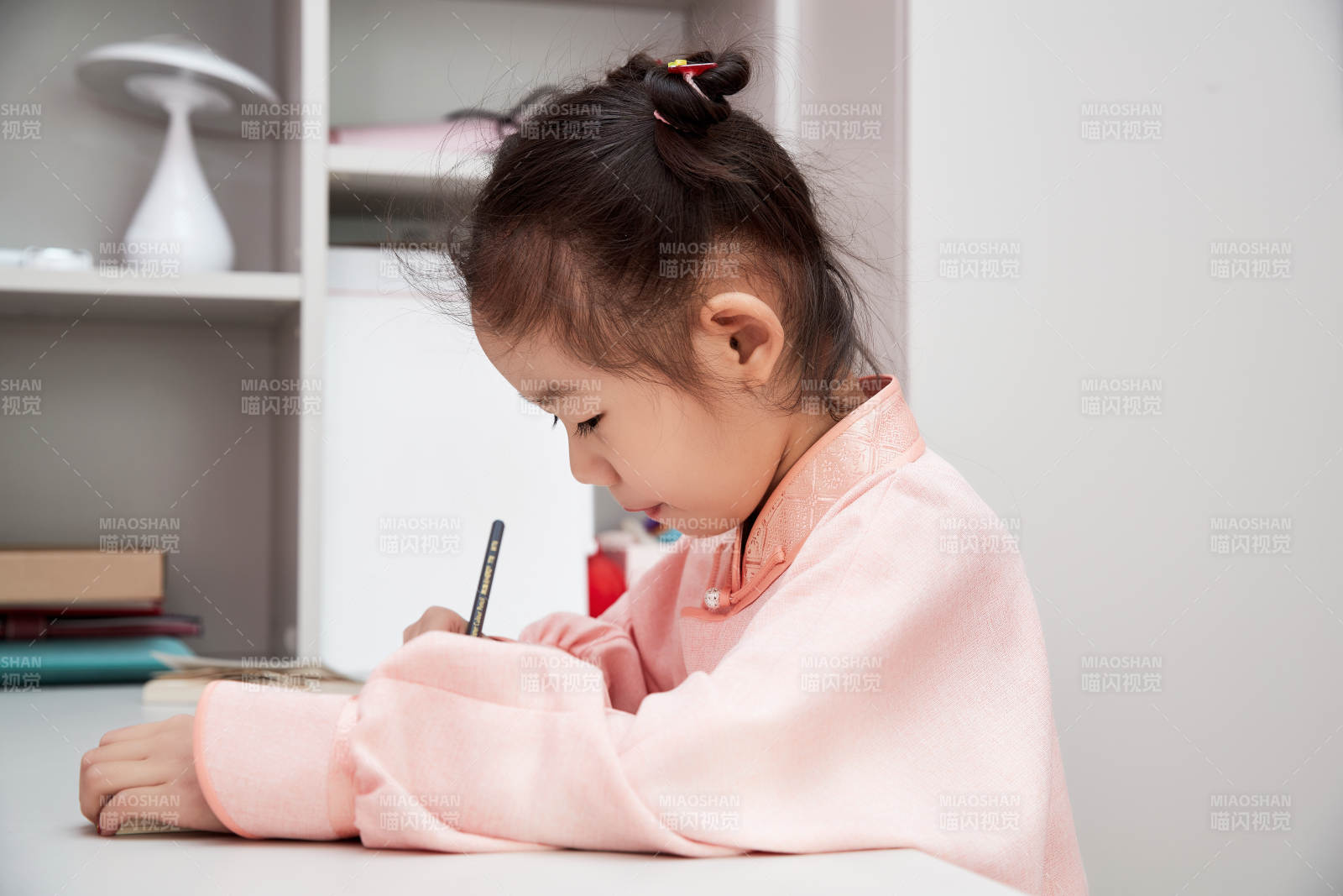 在家玩耍的亞洲小女孩