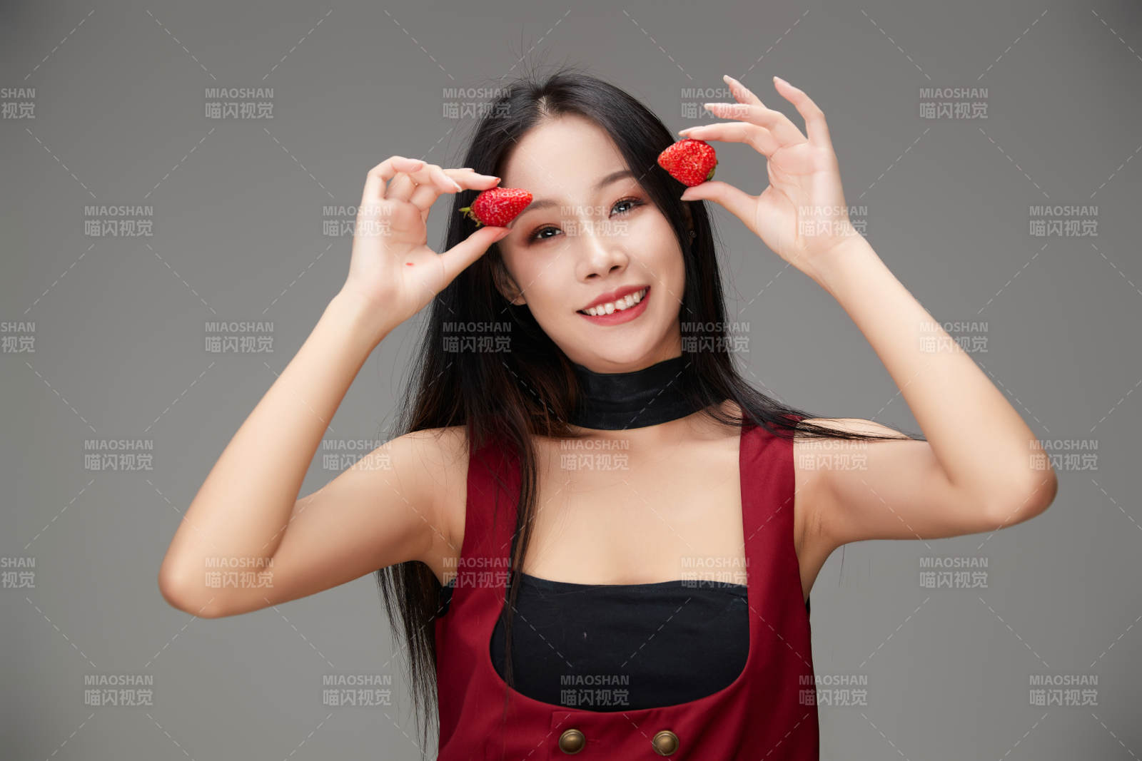 吃水果的亞洲東方長發少女