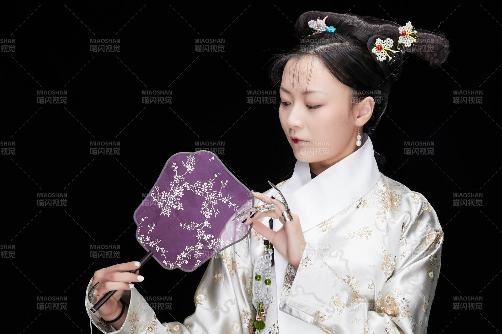 黑色背景下的清代女性古裝造型清朝古裝