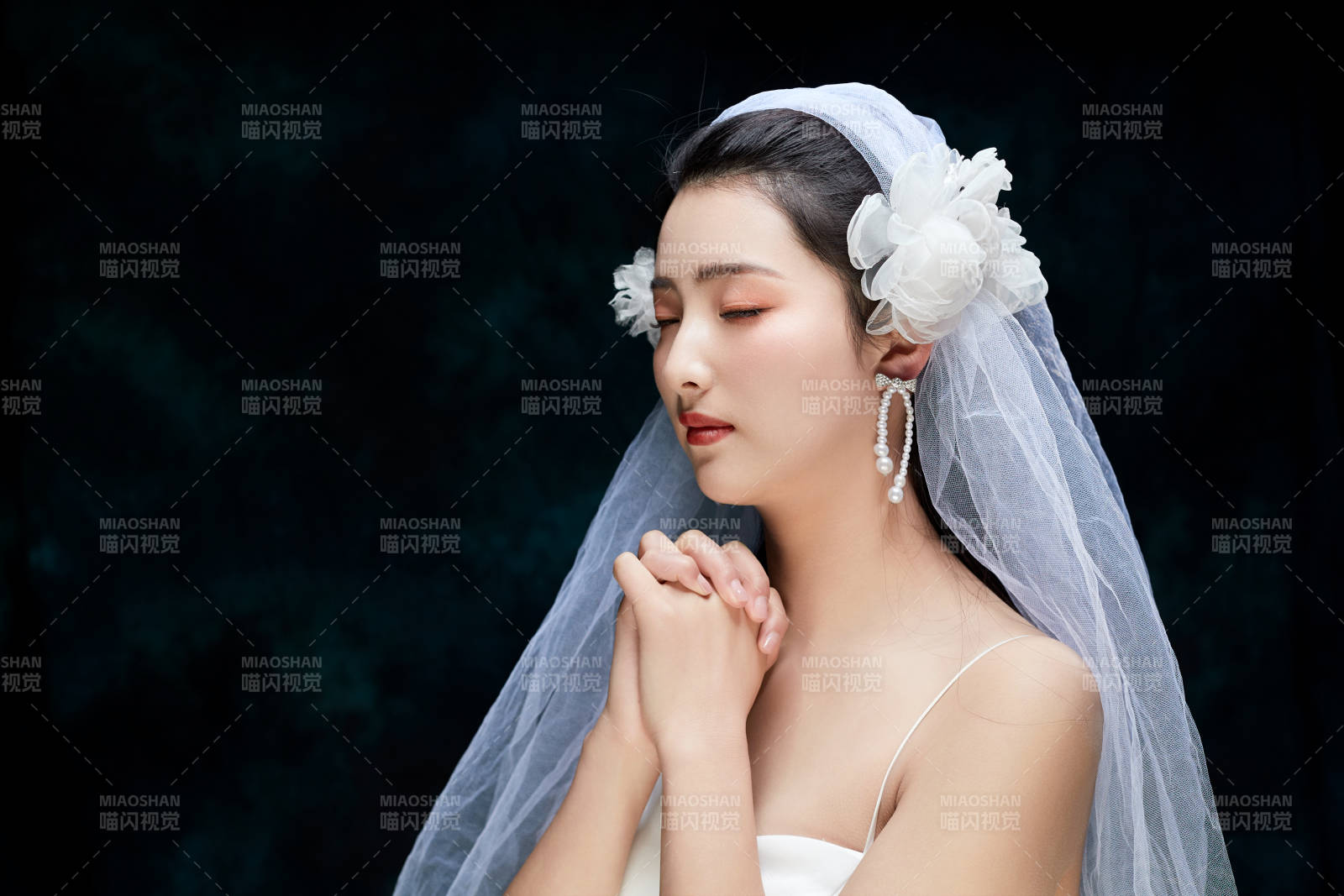黑色背景下的女性復古婚紗妝面