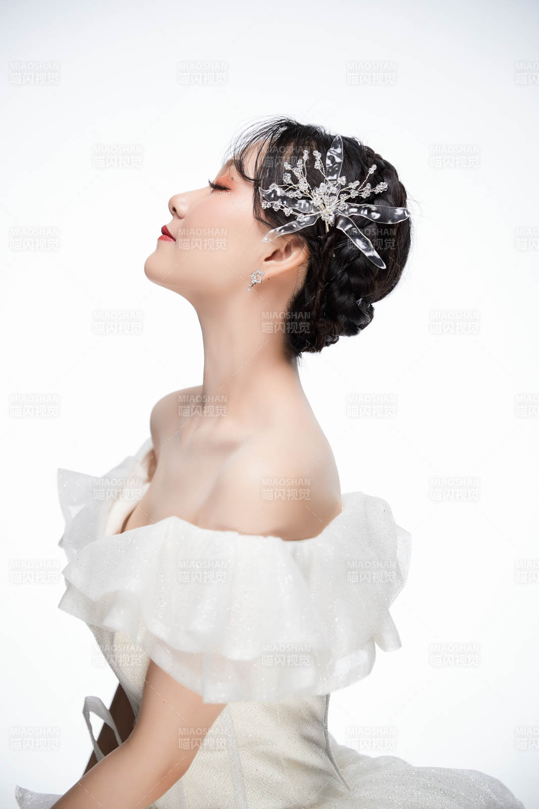 女性婚纱妆面图片