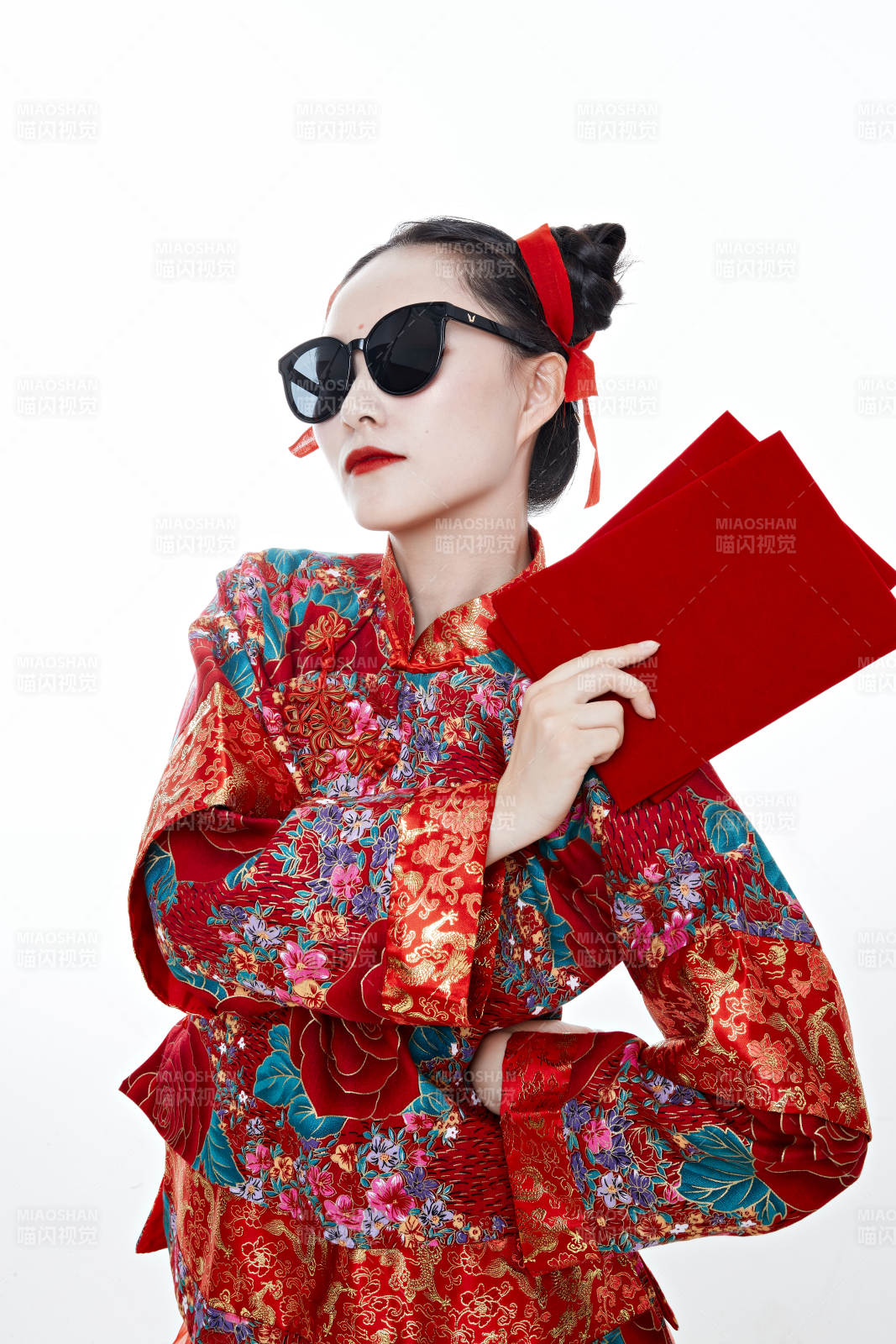 身穿中國傳統服飾的青年女性