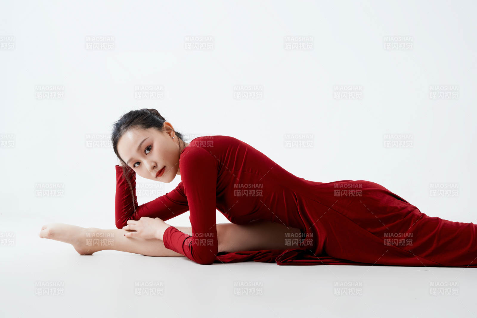 穿著紅色長裙翩翩起舞的少女