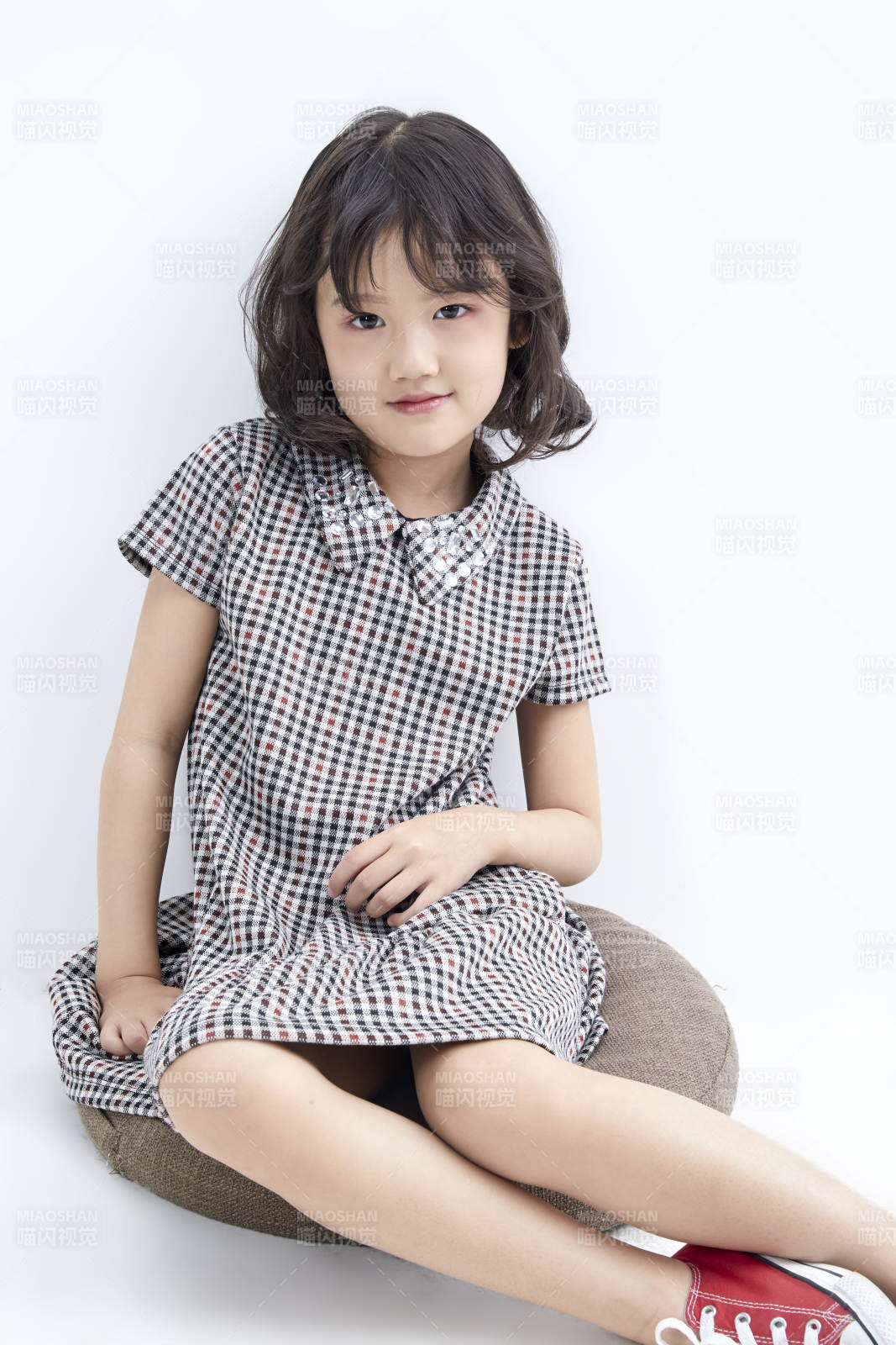 白色色背景的可愛的亞洲小女孩兒童