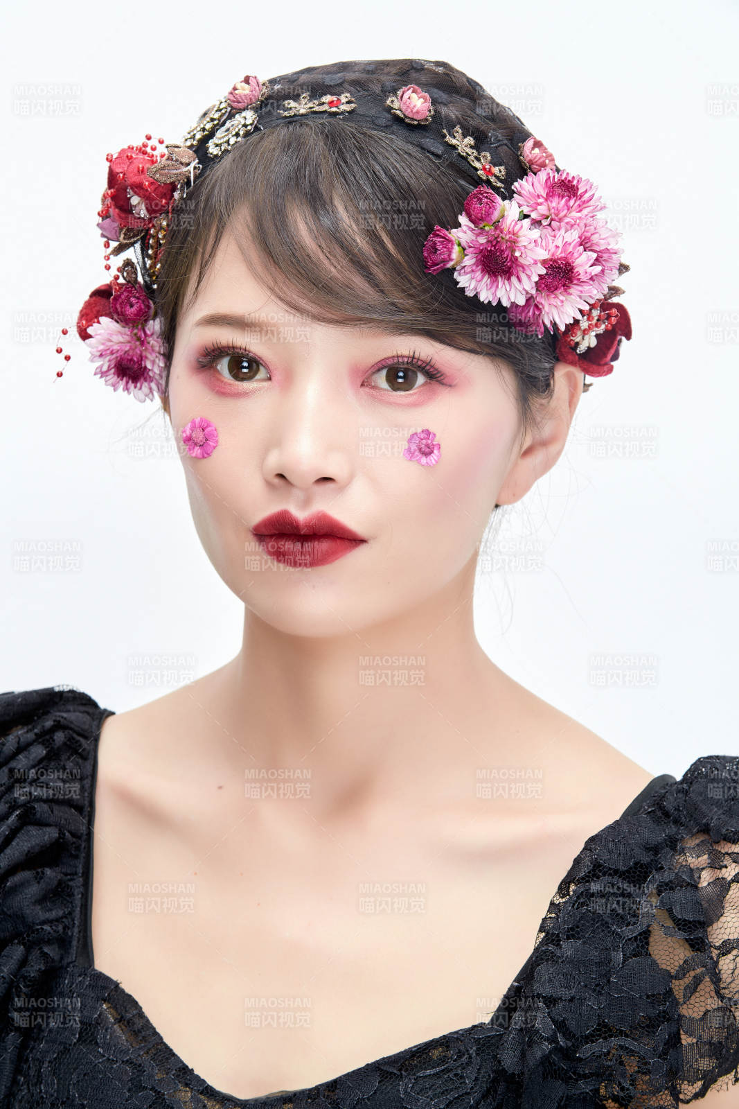 白色背景下的新娘彩妝美女人像