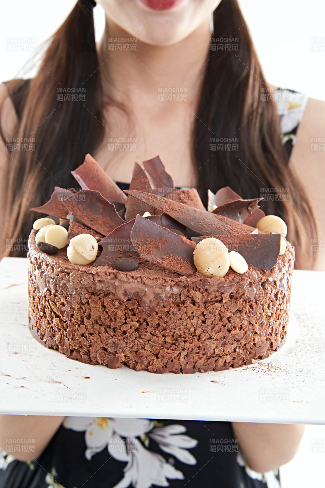 喝紅酒品嘗蛋糕的年輕女性