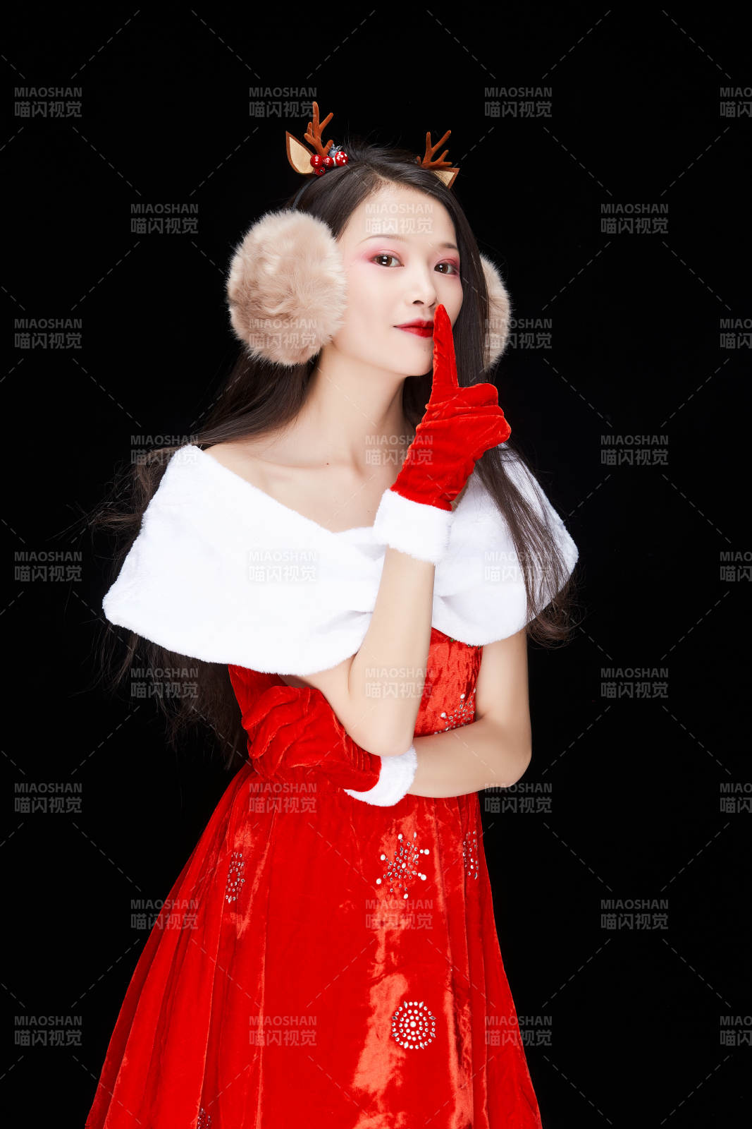 身穿圣誕服飾手提購物袋性感可愛的圣誕女郎