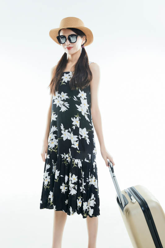 白色背景下准备出发旅行的美丽东方女大学生