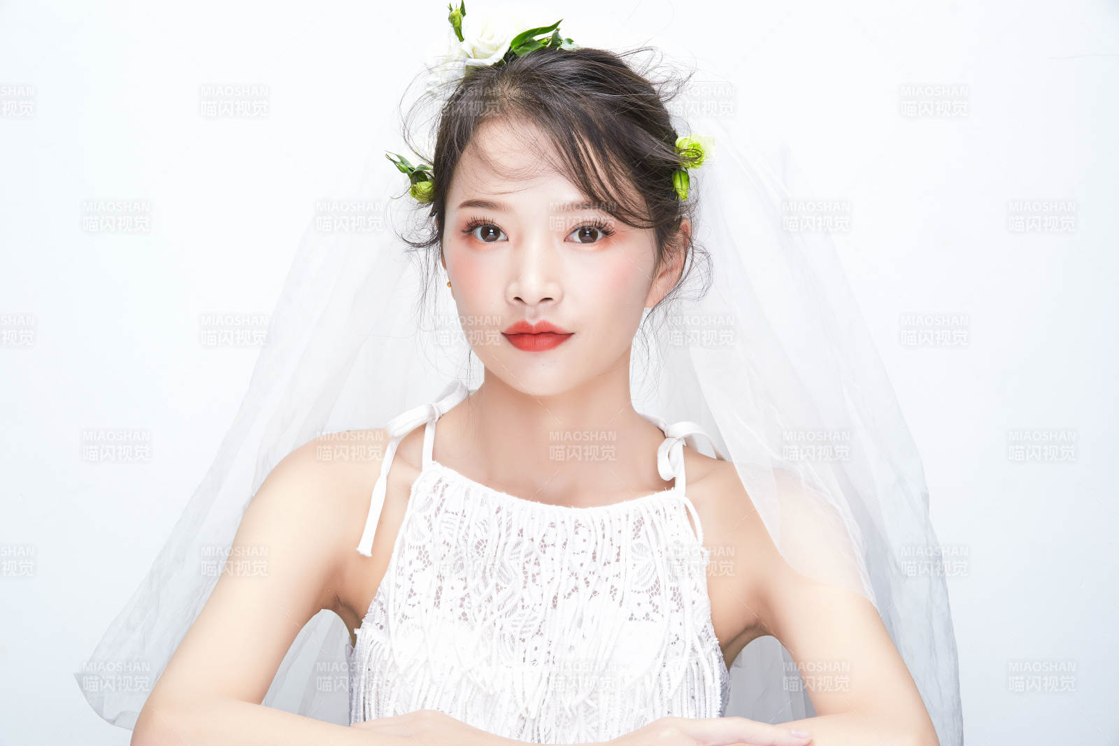 棚拍白色背景下的新娘美妝