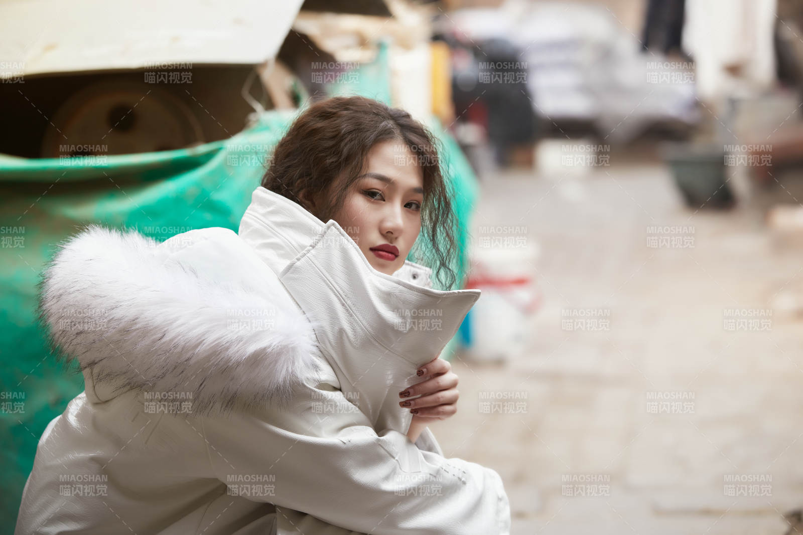 老舊城區里穿著復古港風的美麗清純少女