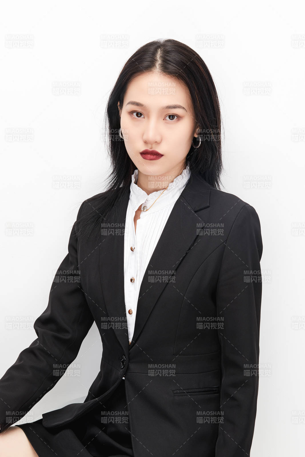 身穿西服拿著文件夾的美麗商務女士