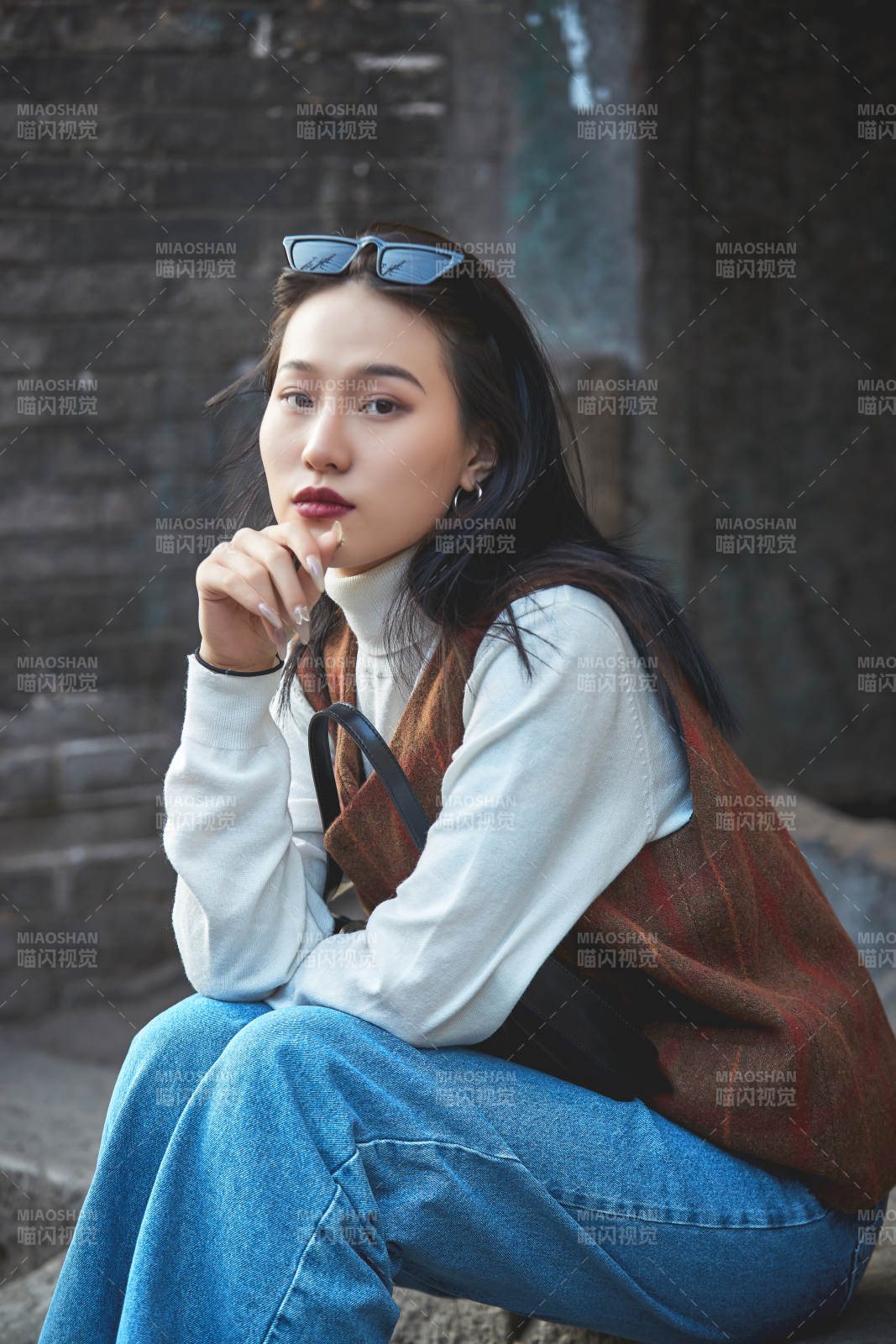 老舊城區里穿著復古港風的美麗清純少女