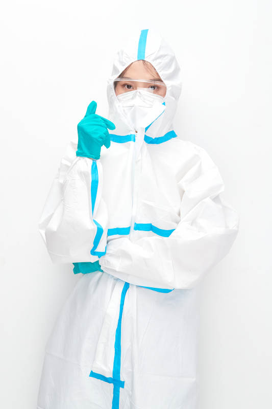 穿白色防护服佩戴护目镜口罩的女性医疗人员
