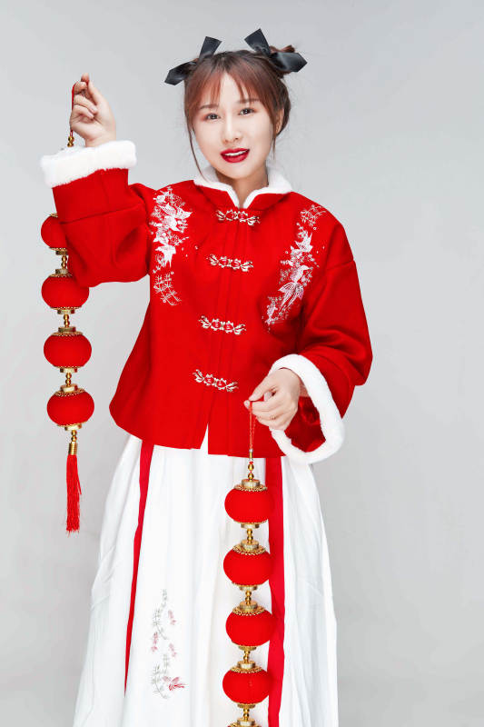 手提红灯笼身穿喜庆汉服的可爱少女