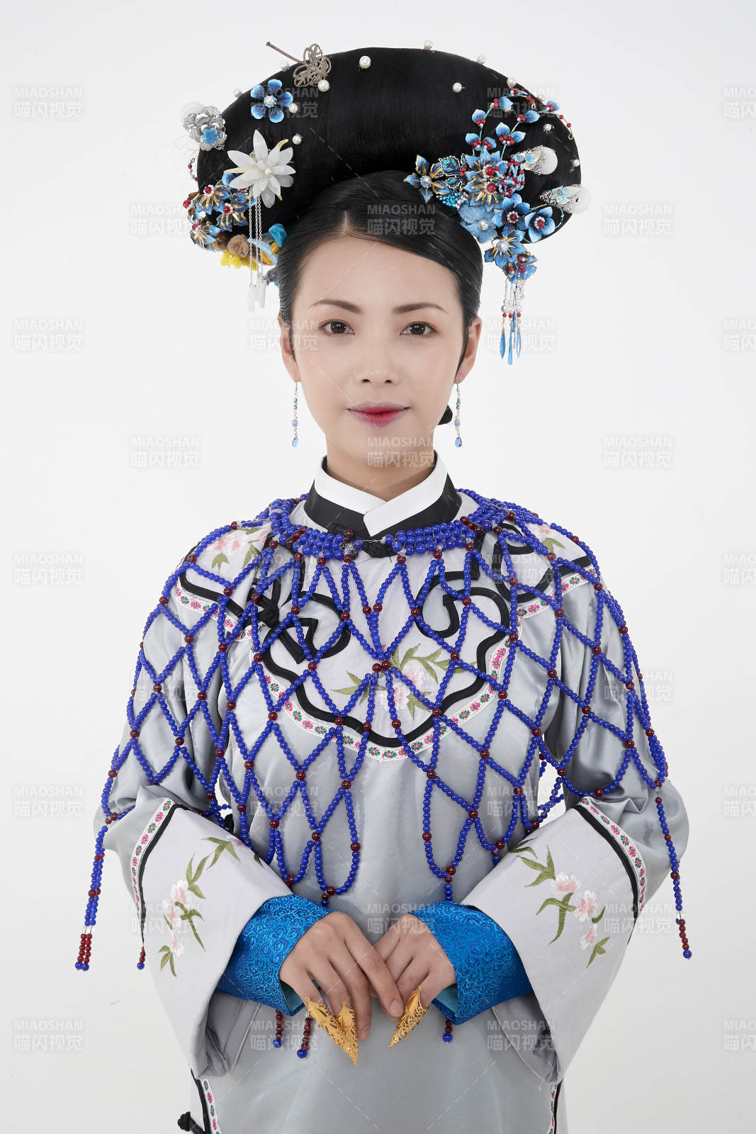 白色背景下的清代女性古裝造型清朝古裝