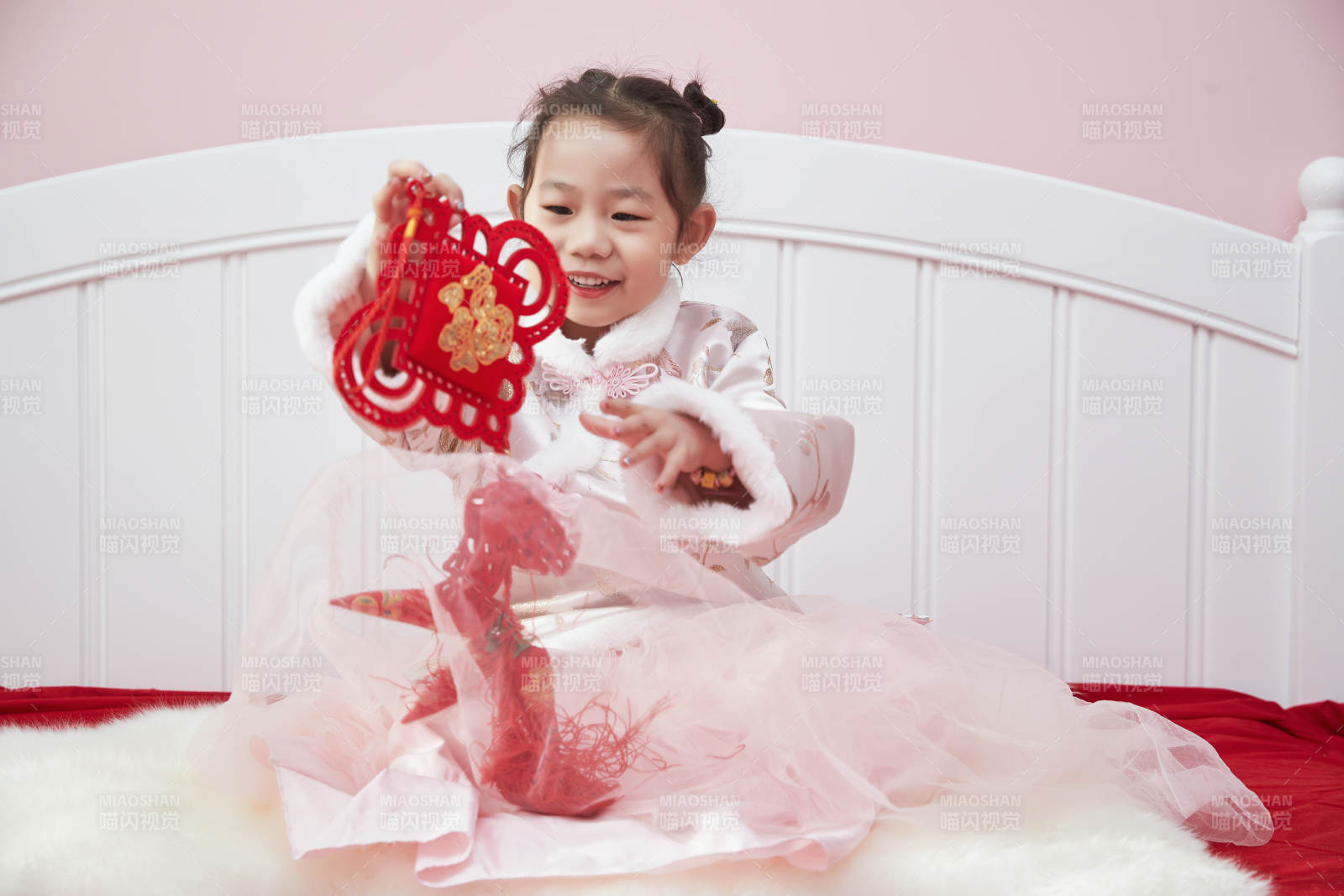 在家玩耍的亞洲小女孩