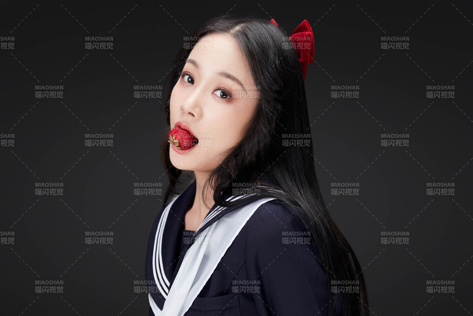 吃水果的亞洲東方長發少女