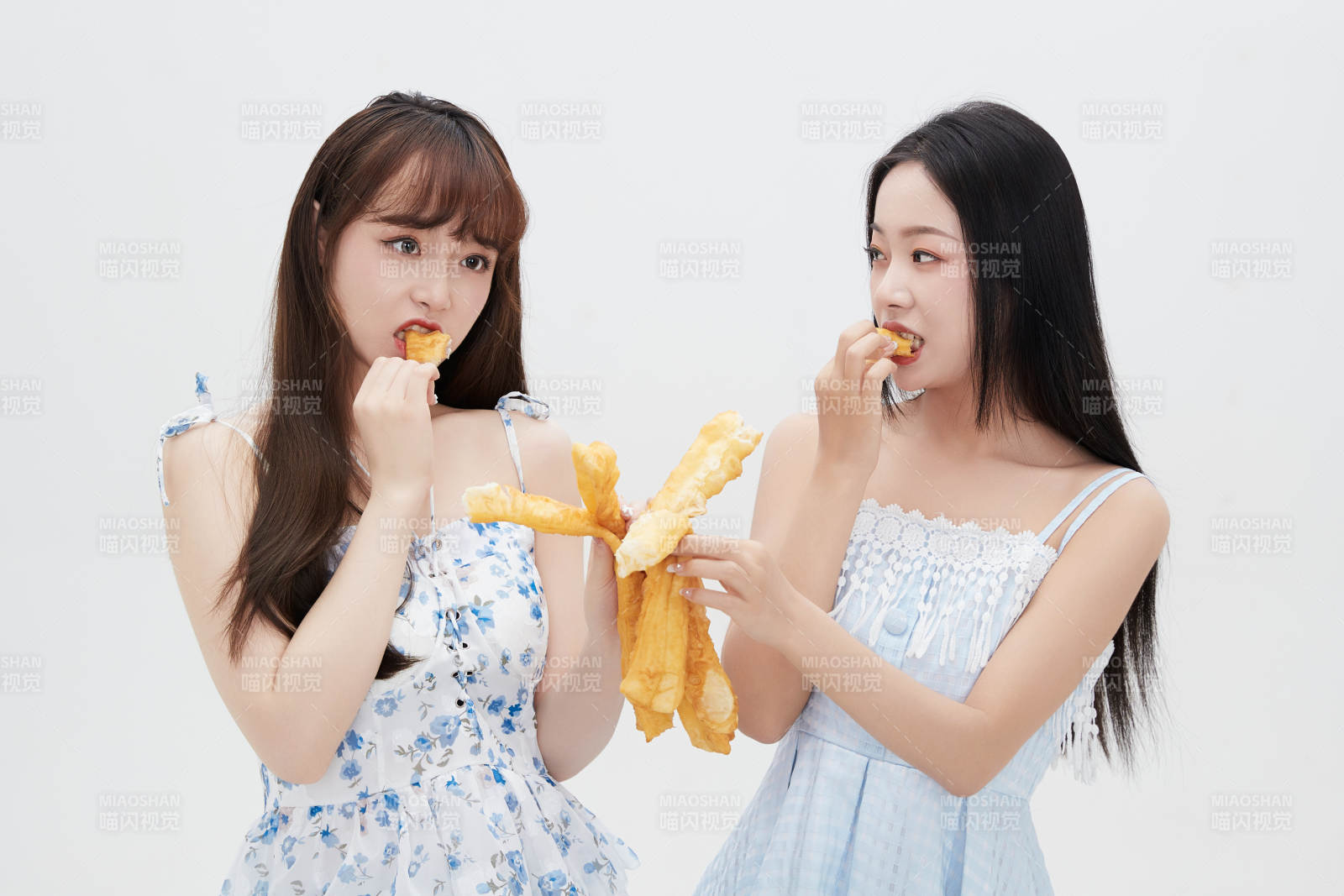 吃油條的亞洲可愛美女閨蜜