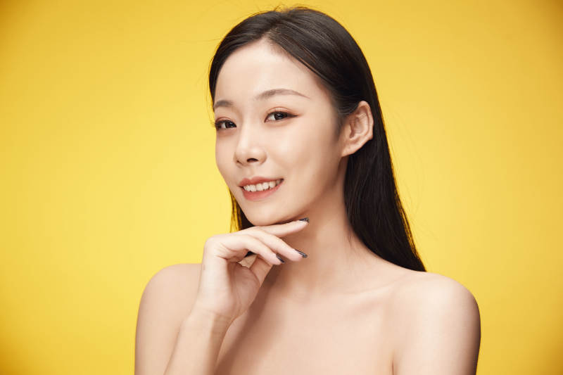 亞洲美女面部特寫化妝護膚