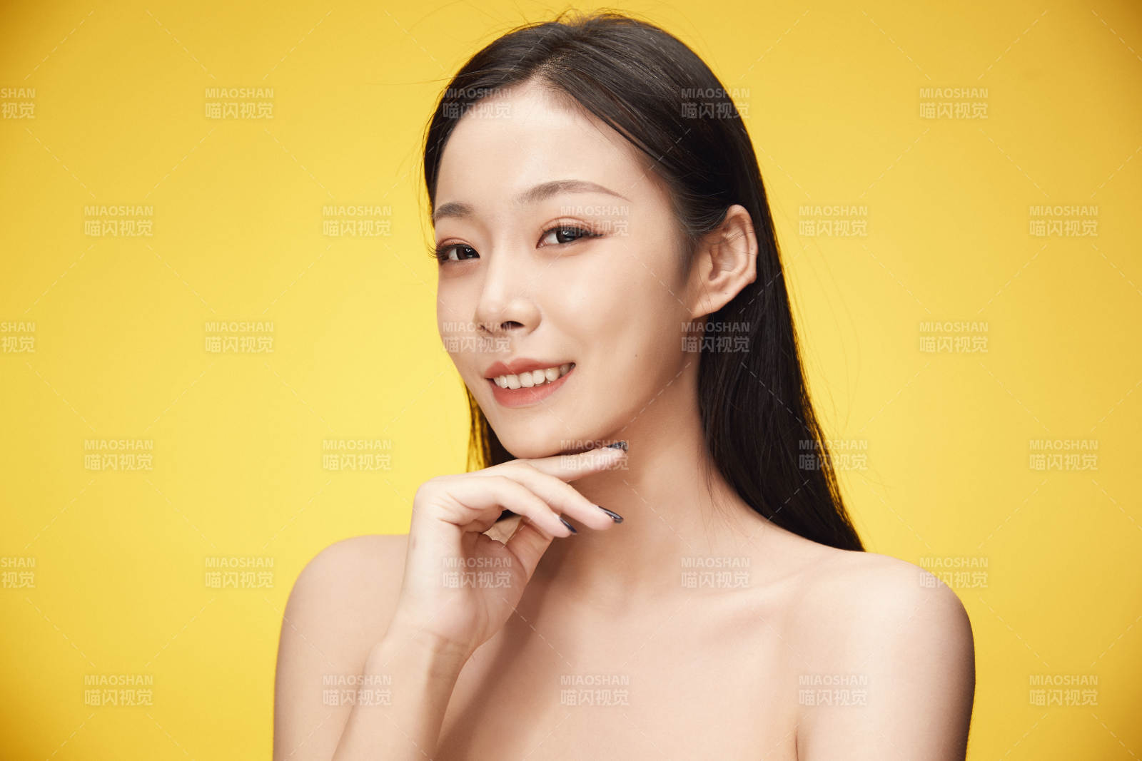 亚洲美女面部特写化妆护肤