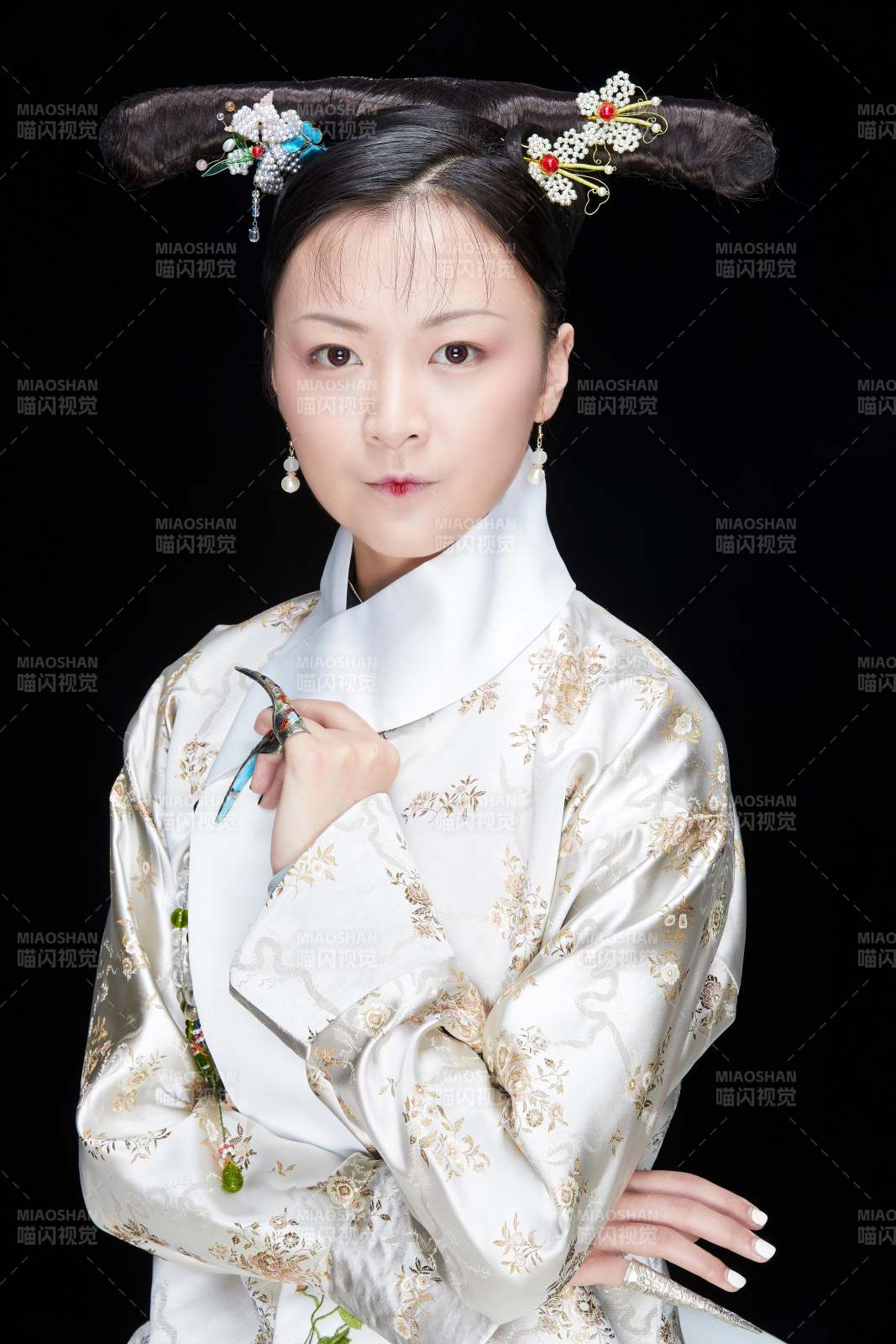 黑色背景下的清代女性古裝造型清朝古裝