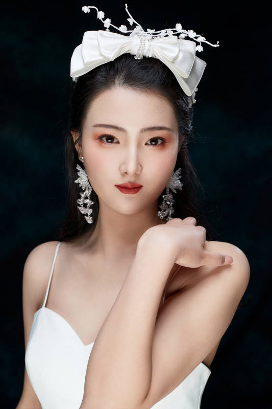 黑色背景下的女性复古婚纱妆面