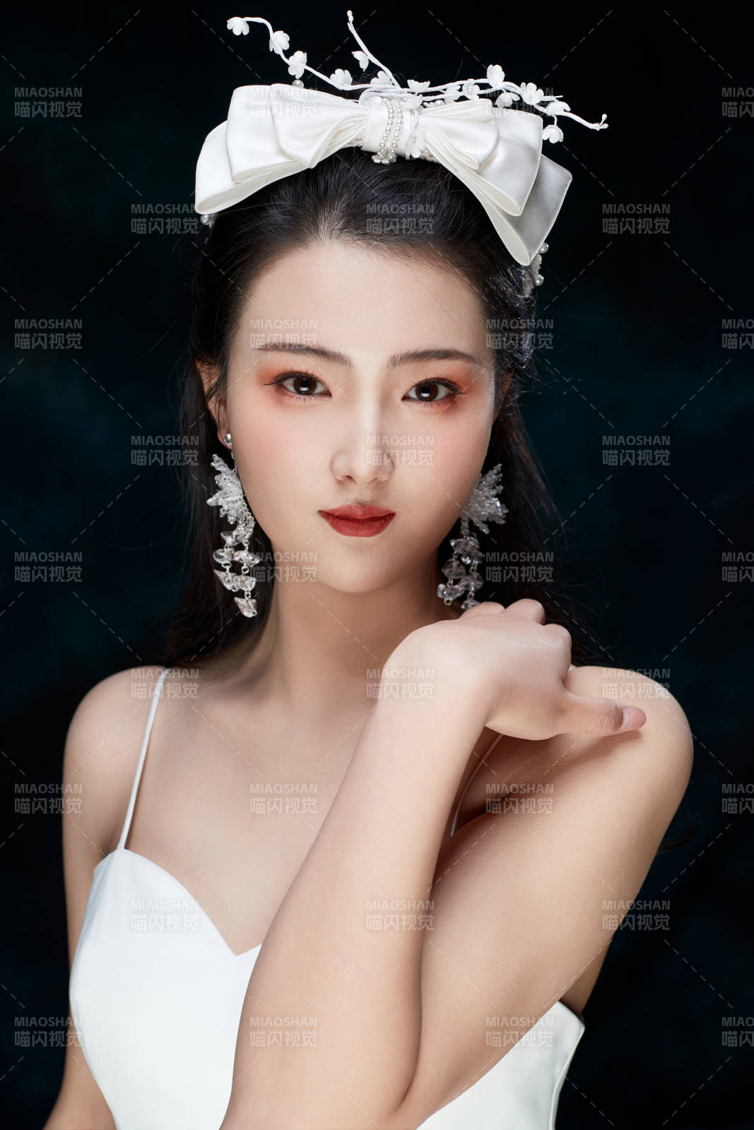 黑色背景下的女性复古婚纱妆面