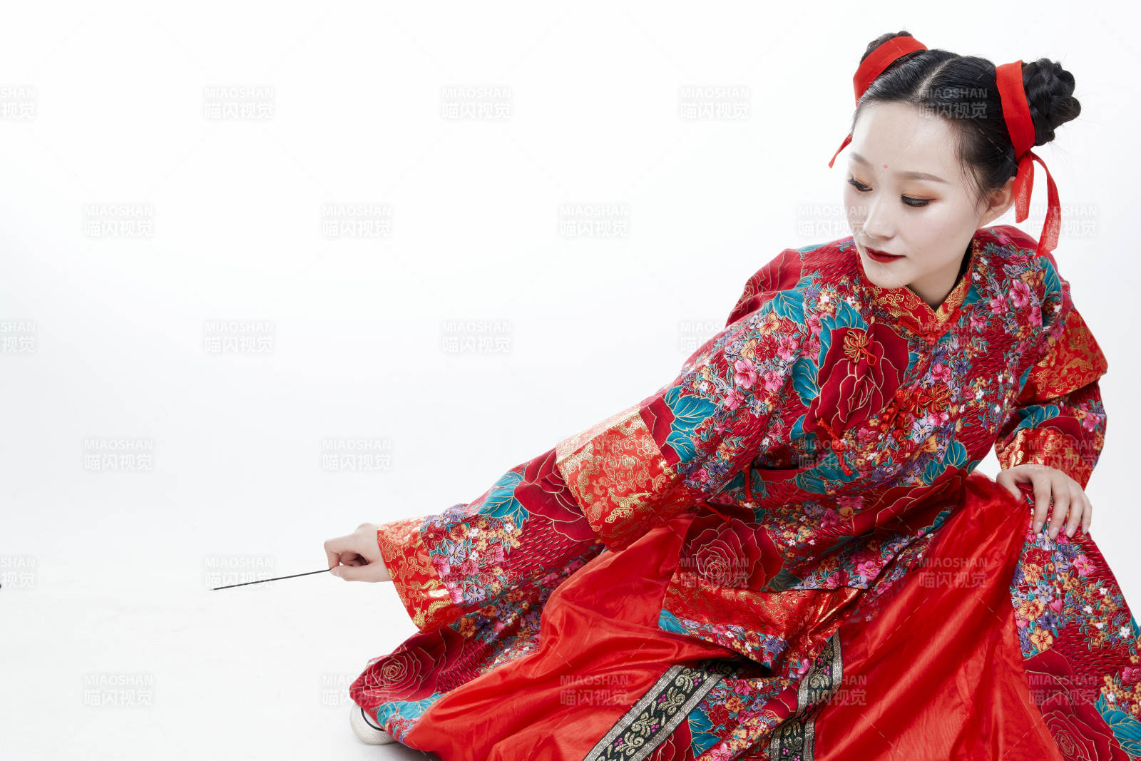 身穿中国传统服饰的青年女性