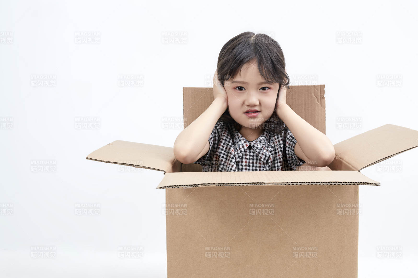 躲在紙箱中玩耍的調皮可愛亞洲小女孩兒童