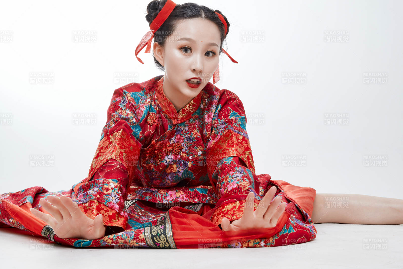 身穿中國傳統(tǒng)服飾的青年女性