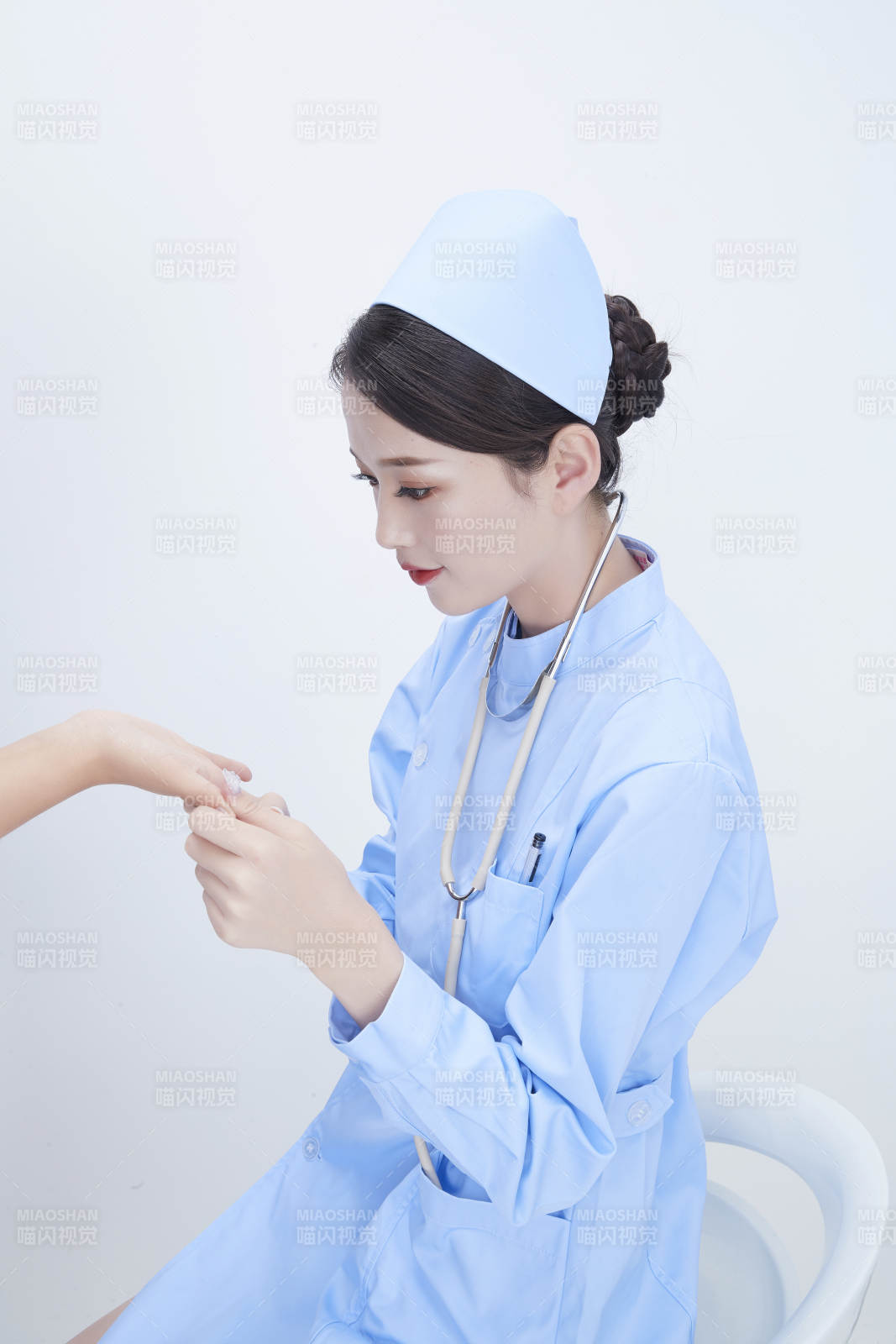 年輕的女性護士為患者進行手掌健康狀況檢查