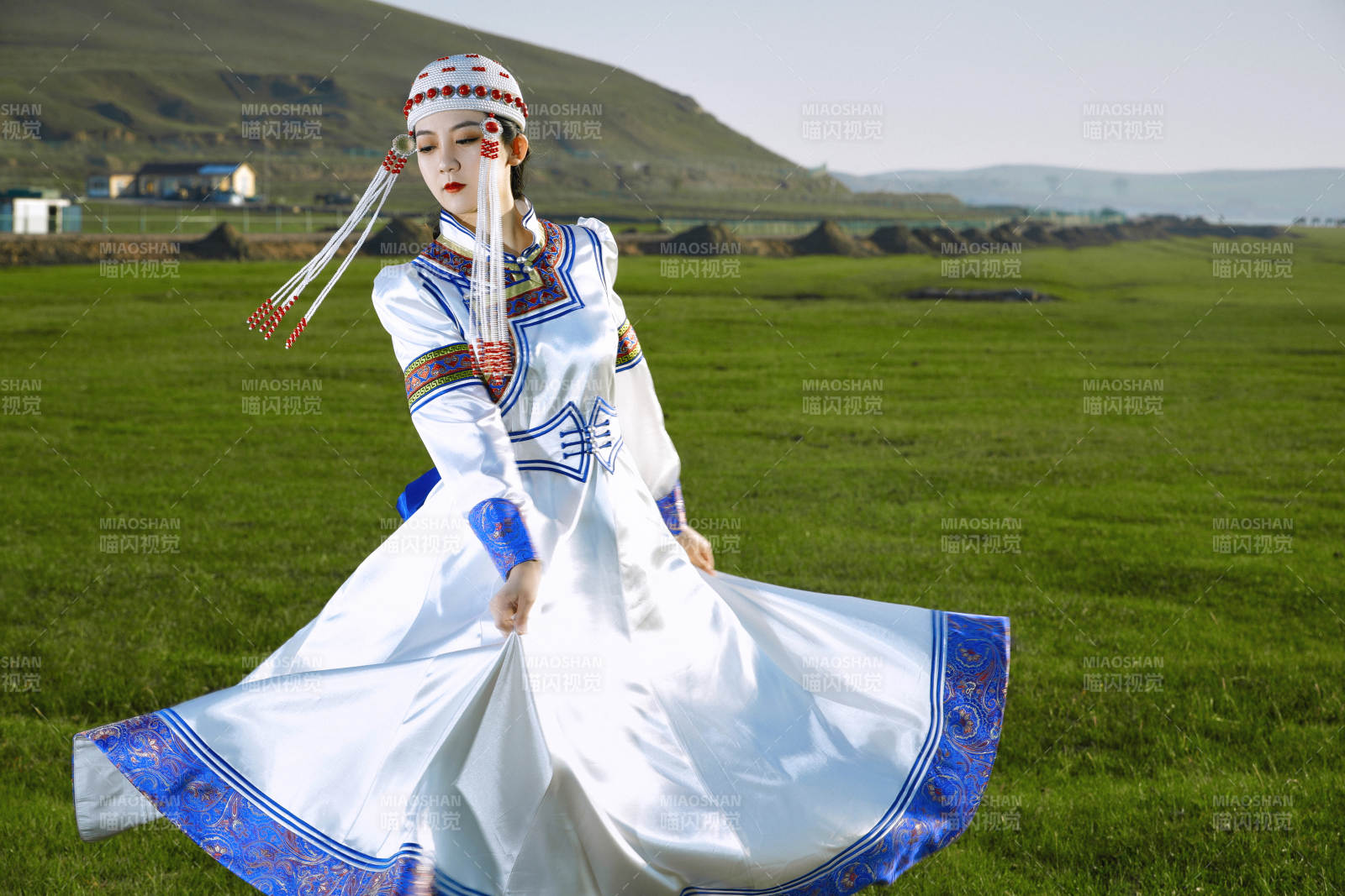 草原上穿著蒙古族傳統服飾的亞洲年輕美少女