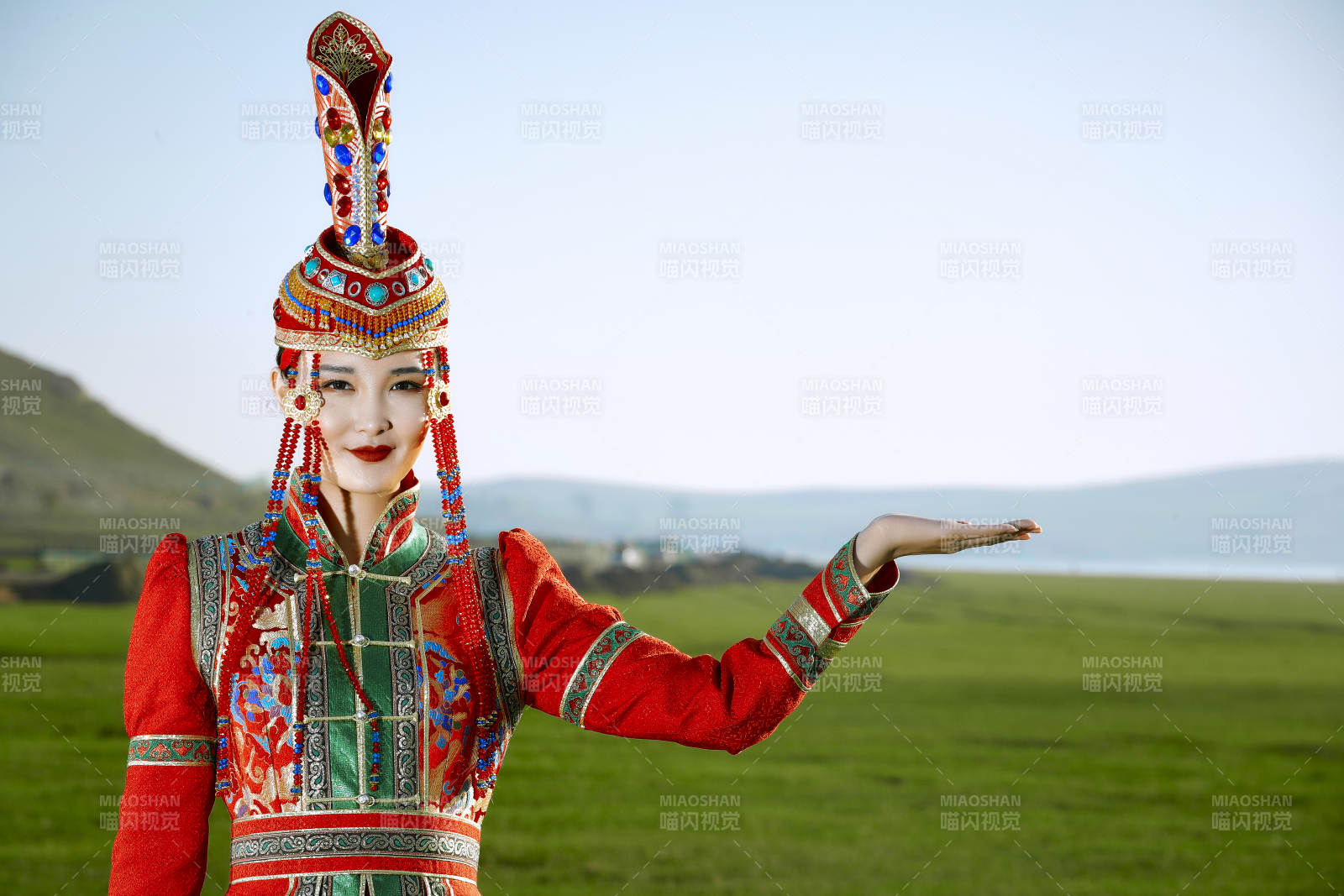 草原上穿著蒙古族傳統服飾的亞洲年輕美少女