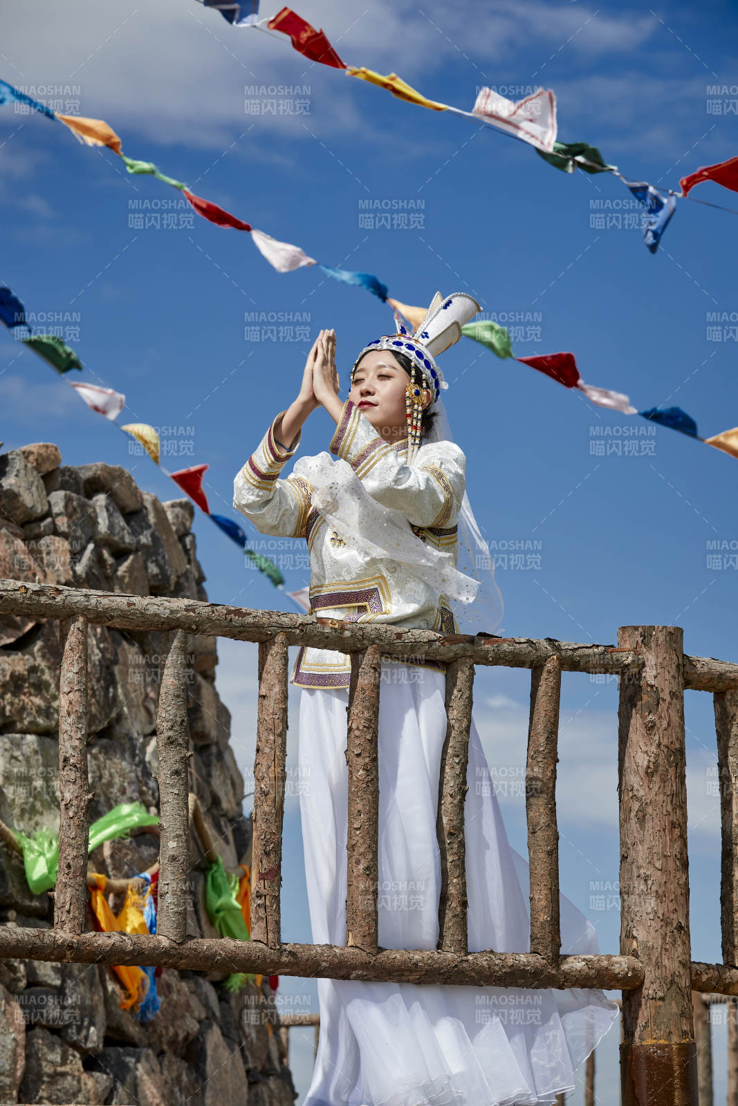 草原上金源大帳蒙古戰車上身穿豪華蒙古族服飾的蒙族少女