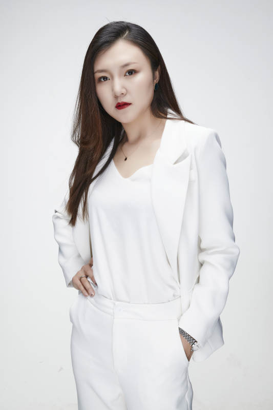 影棚拍摄白色背景亚洲年轻女性商务人像