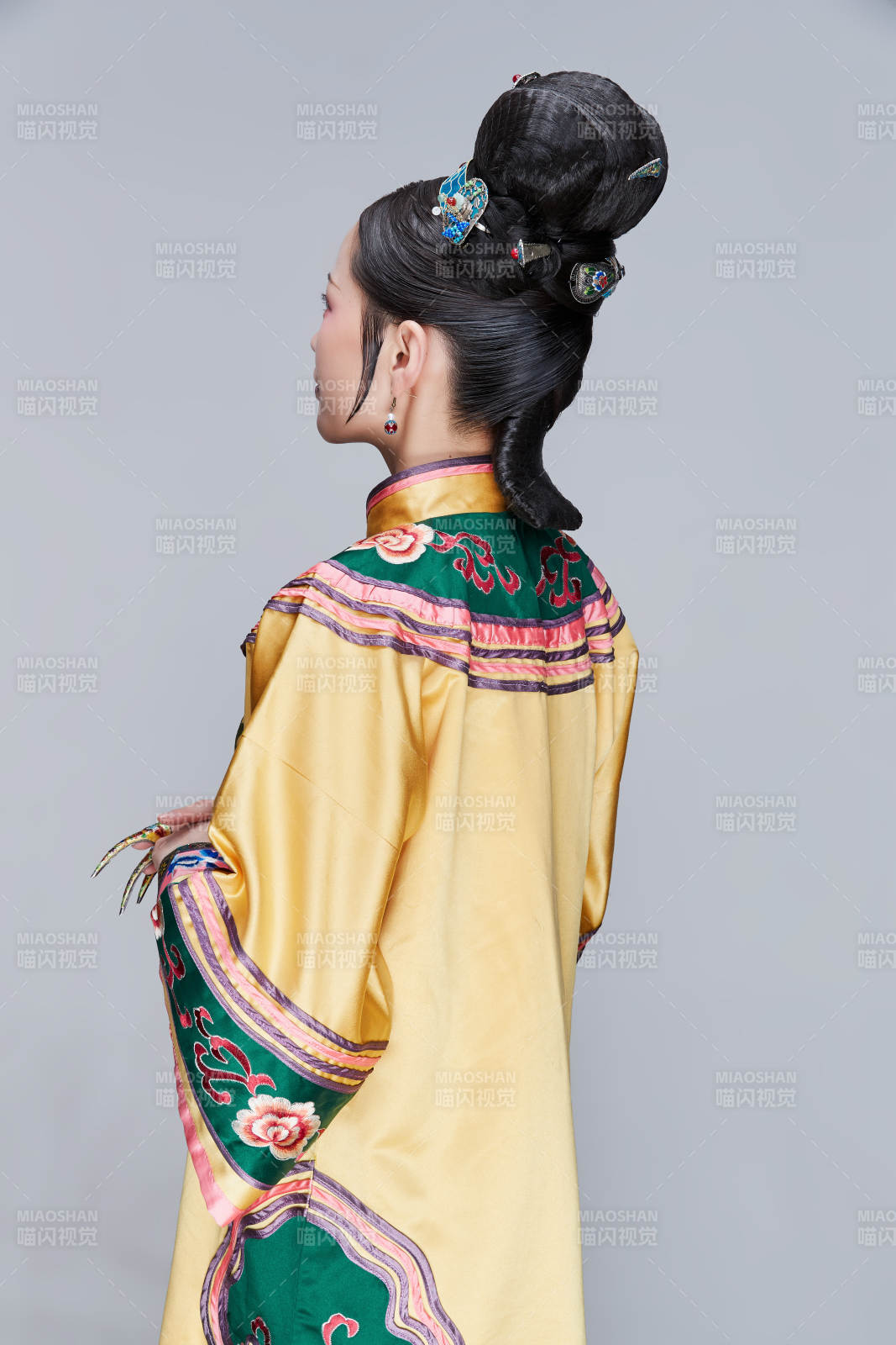 白色背景下的清代女性古裝造型清朝古裝