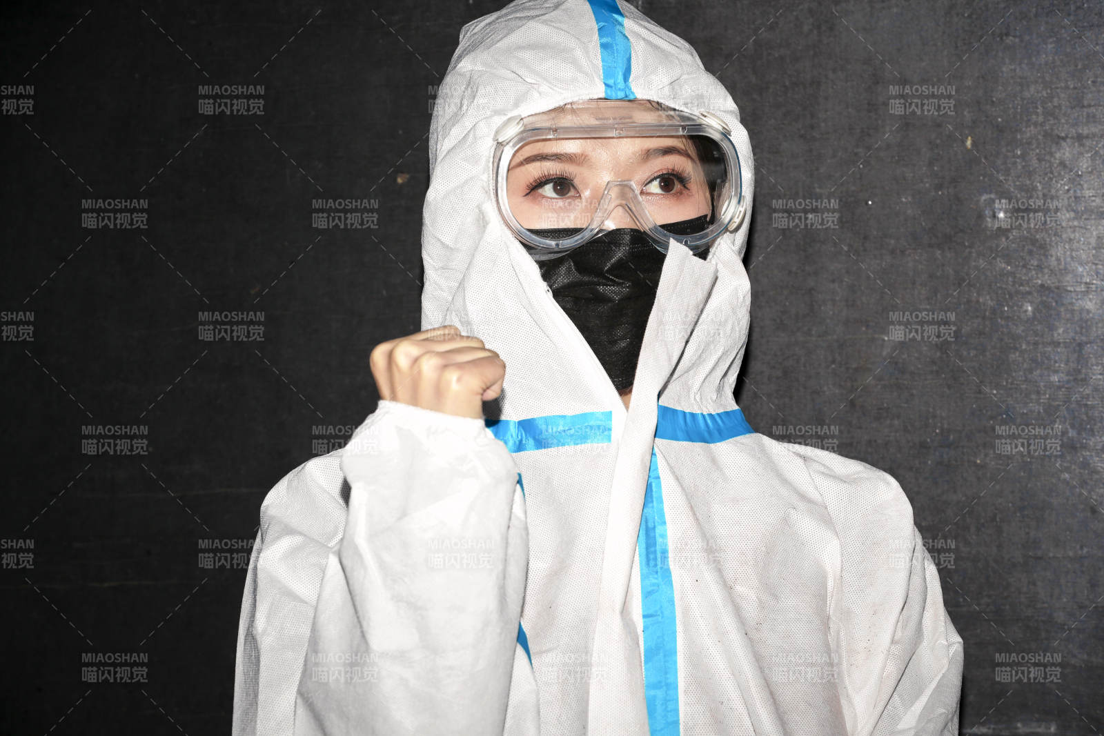 穿白色防護服佩戴護目鏡口罩的女性防護人員