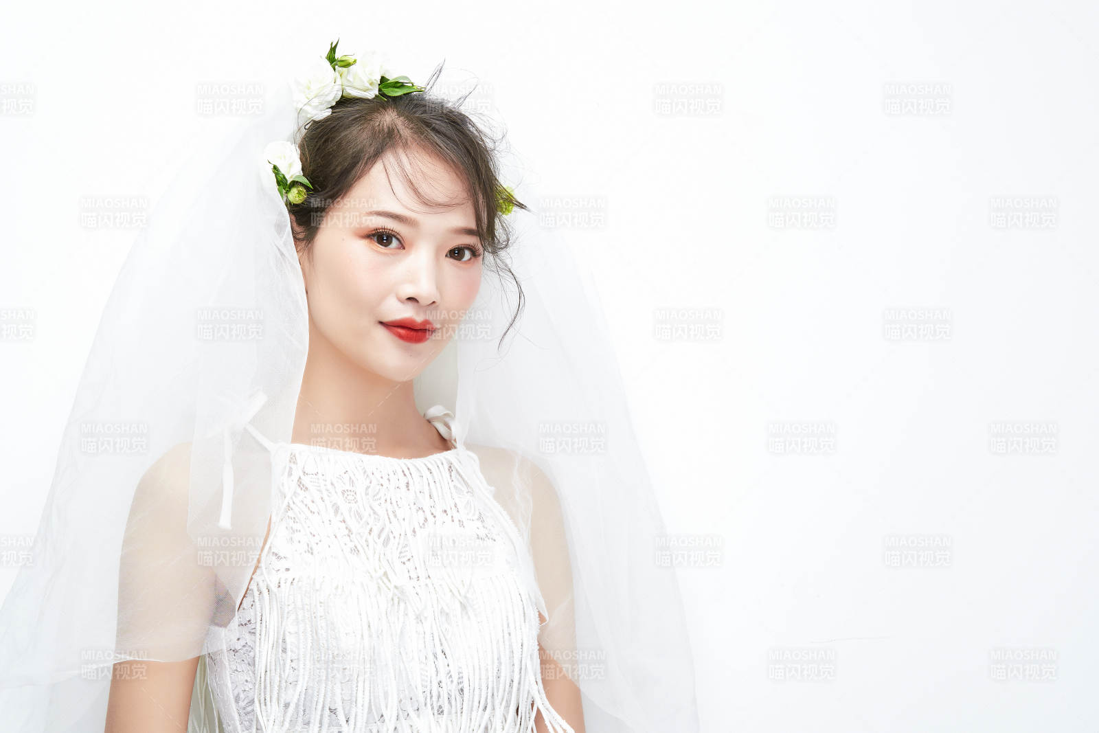棚拍白色背景下的新娘美妝