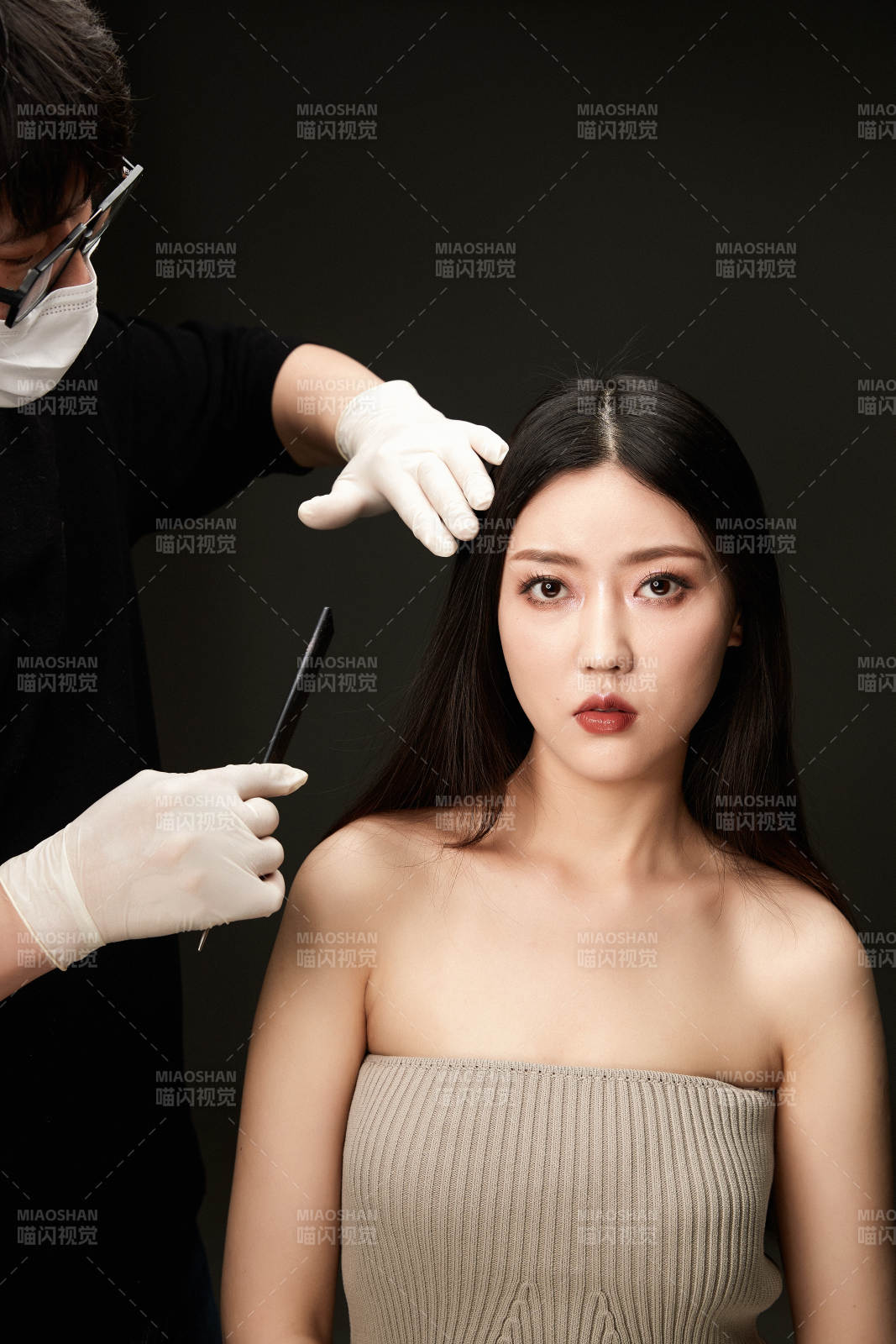 進(jìn)行美妝化妝的化妝師與模特