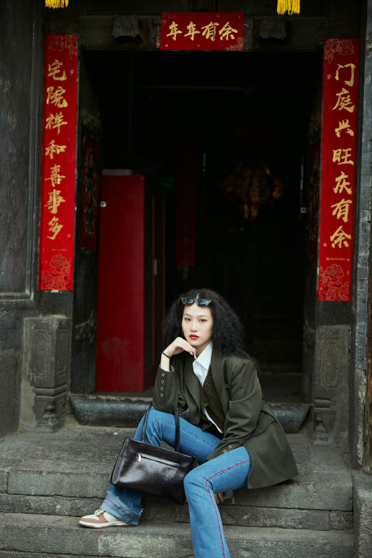 老旧城区里穿着复古港风的美丽清纯少女