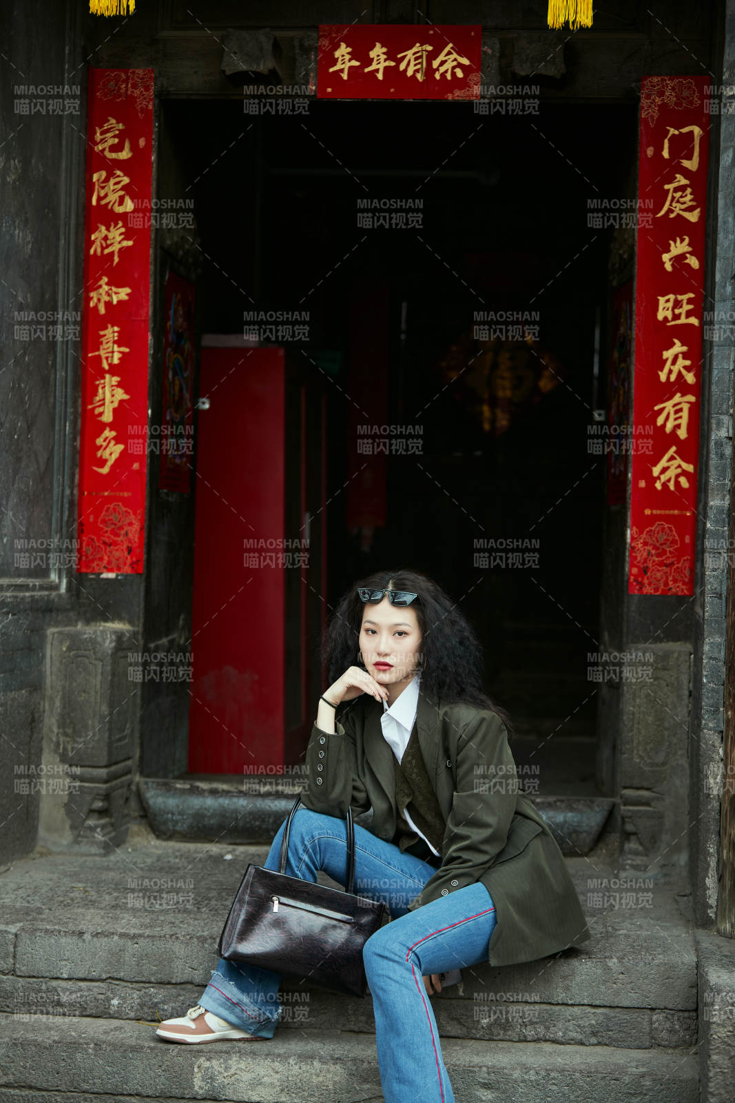 老旧城区里穿着复古港风的美丽清纯少女