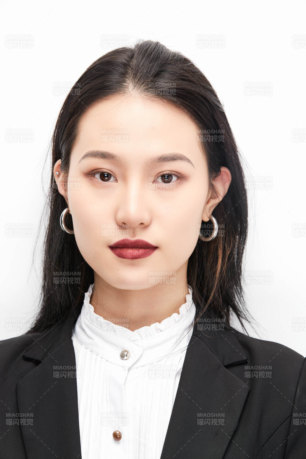 身穿西服拿著文件夾的美麗商務(wù)女士