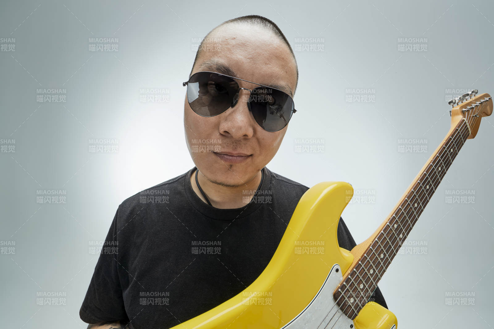 手持電吉他展示演奏的亞洲男性搖滾樂手人像